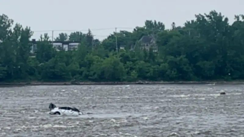 Montreal Residents Worried About Car Wreckage Stuck in Mille Îles River for Months