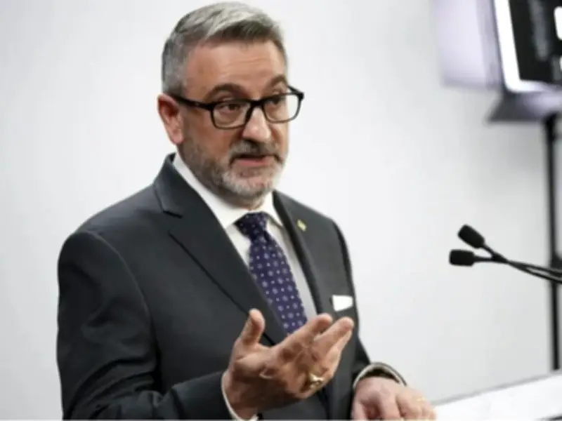 Ontario education minister excited by total cellphone ban in schools