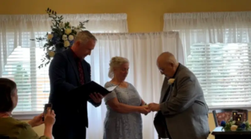 Ottawa couple ties the knot at senior living community in heartfelt ceremony