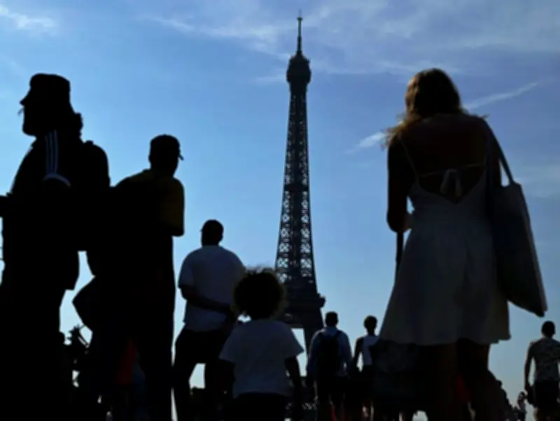 Paris uses Seine-cooled district network to beat Europe heatwave