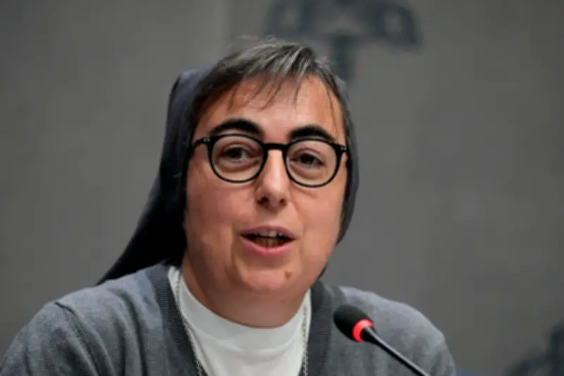 Pope appoints Italian nun to top migrant role in historic Vatican move