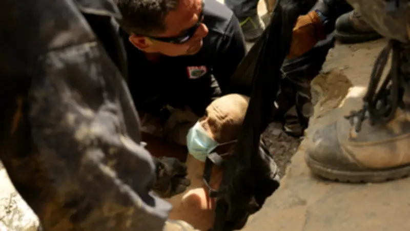 Rescuers Pull Survivors, Pets from Venezuela Rubble 1 Week After Quakes