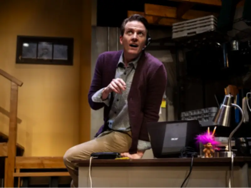 Review: Fully Committed a Must-See to Cap Teatro's Season