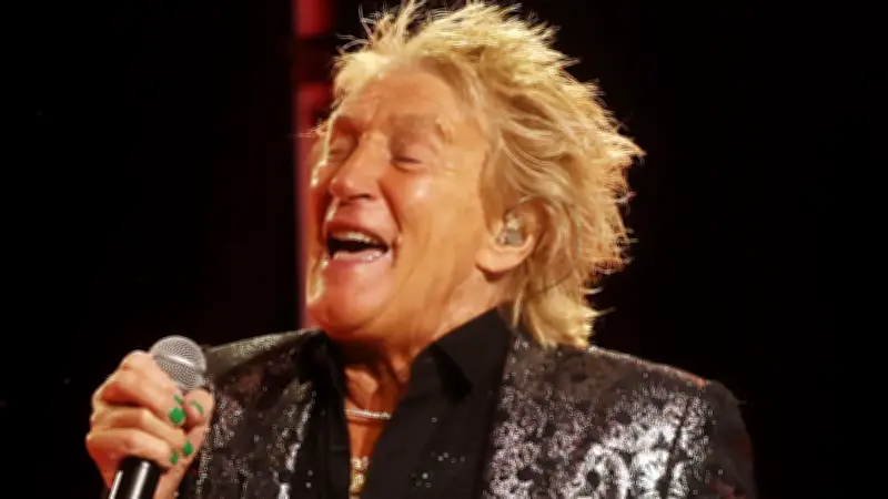 Rod Stewart Needs Oxygen During Utah Concert, But Finishes Show
