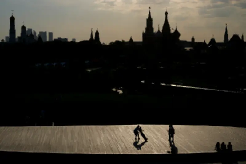 Russia Probes Two Car Bombs in Moscow Amidst Ongoing Tensions