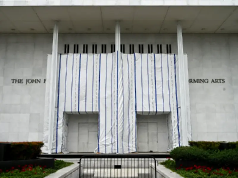 US Judge Demands Explanation for Tarp Over Trump Name Removal at Kennedy Center