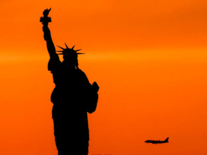 US Population Decline Accelerates: Record Emigration in 2025