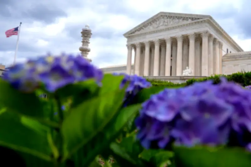 US Supreme Court Allows Trump to Revive Restrictive Immigration Policy