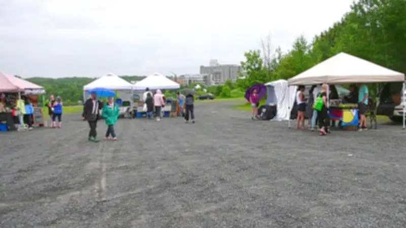 Vendors, customers brave rain for outdoor market opening in Sudbury