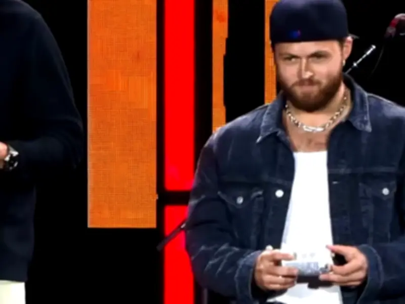 William Nylander, Blue Jays Stars Chug Beers at Luke Combs Concert