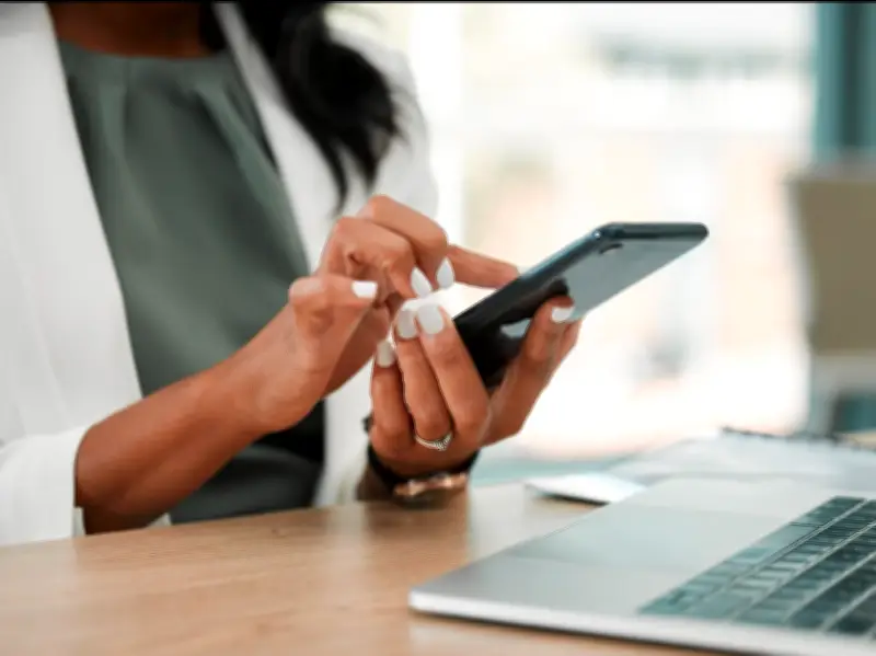 Workplace sexting more common than people admit, says dating therapist