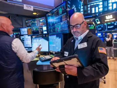 Cracks in AI Trade Widen as Hedge Funds Reduce Exposure Amid Volatility