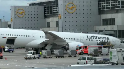 Lufthansa Boeing 787 nose gear collapses at Frankfurt Airport, employees hurt