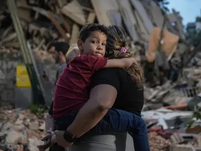 Mothers Search, Men Weep Amid Debris of Venezuela Earthquakes