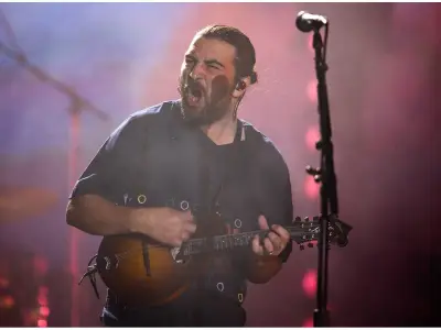 Noah Kahan makes Toronto fans promise not to poop pants at Rogers Stadium show