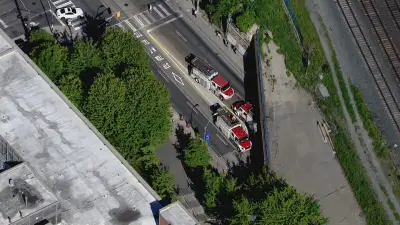 Truck crashes into bridge in Liberty Village, disrupting King streetcar service for hours