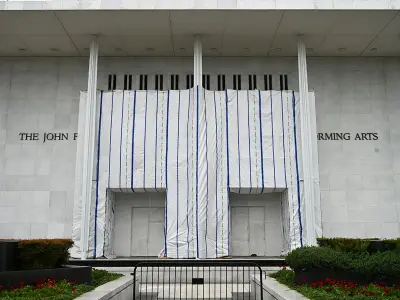US Judge Demands Explanation for Tarp Over Trump Name Removal at Kennedy Center
