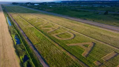 Vancouver Airport Workers Carve Welcome Message for Team Canada in Grass