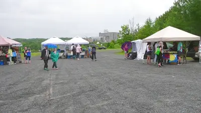 Vendors, customers brave rain for outdoor market opening in Sudbury
