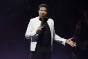 Lionel Richie, 77, Ends Concert Early After Feeling Dizzy On Stage