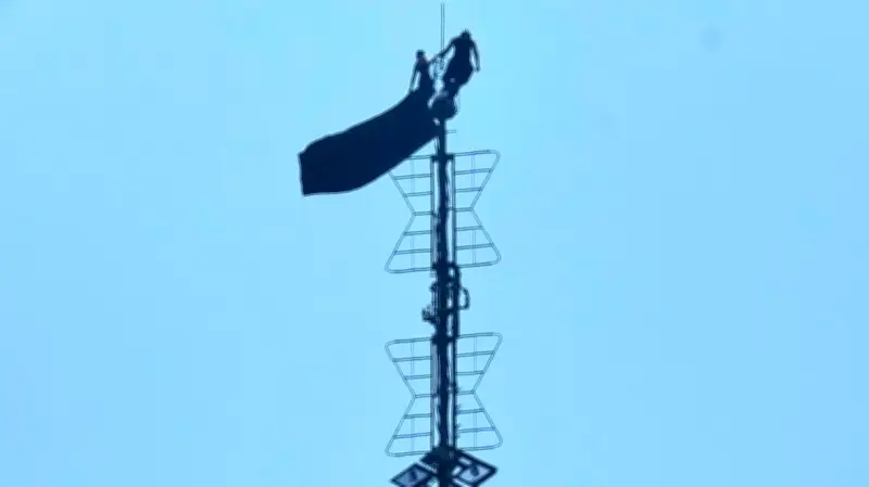 Empire State Building Climbers Arrested After Flag Stunt and Proposal