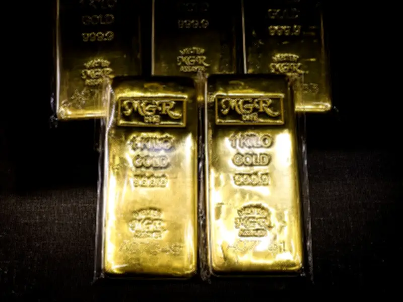 Gold heads for first weekly gain since May on easing Fed outlook