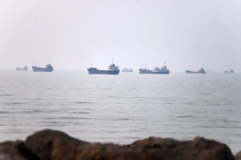 Iran Warns Oil Tankers on Strait of Hormuz Routes or Face Forceful Response