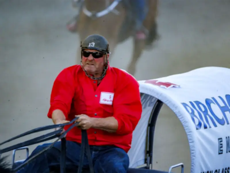 Jason Glass races with heavy heart after death of chuckwagon legend father Tom Glass
