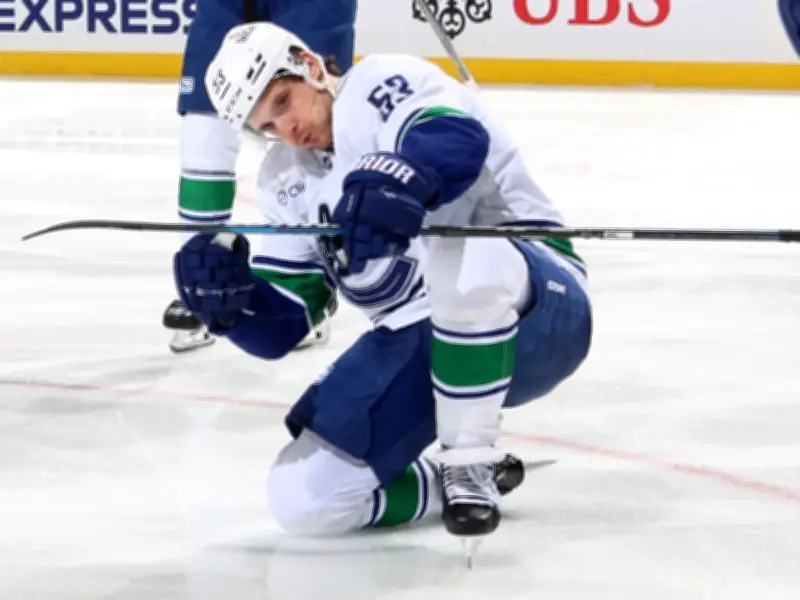 Maple Leafs sign Teddy Blueger and Brandon Duhaime to complete free-agent moves