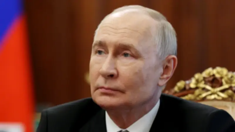 Putin Unfazed by Fuel Shortages as Ukraine Strikes Oil Refineries