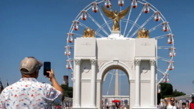 Trump's 'Arc de Trump' Model Gets Shoddy Renovation, Sparks Online Mockery